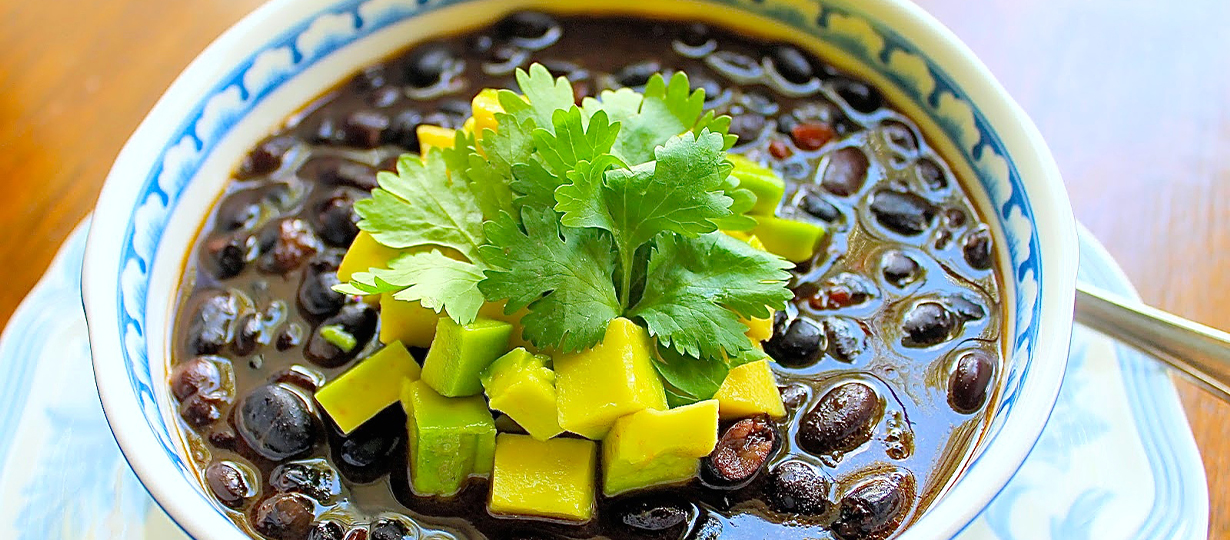 Frijoles negros con aguacate