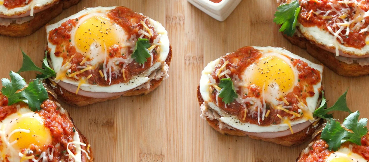 pan tostado con frijoles