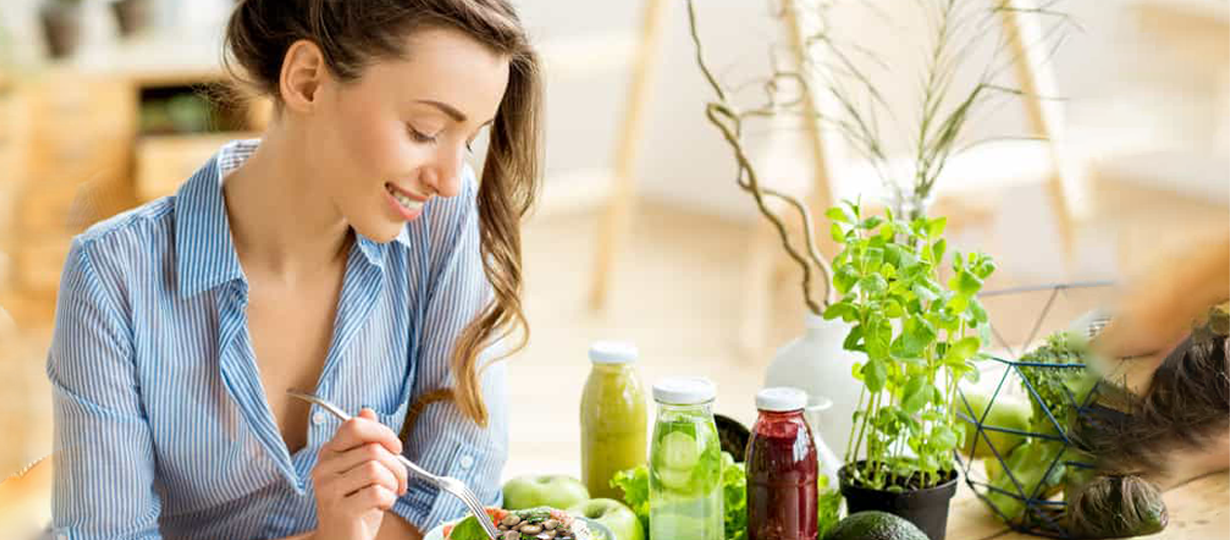 mujer-comiendo-habas